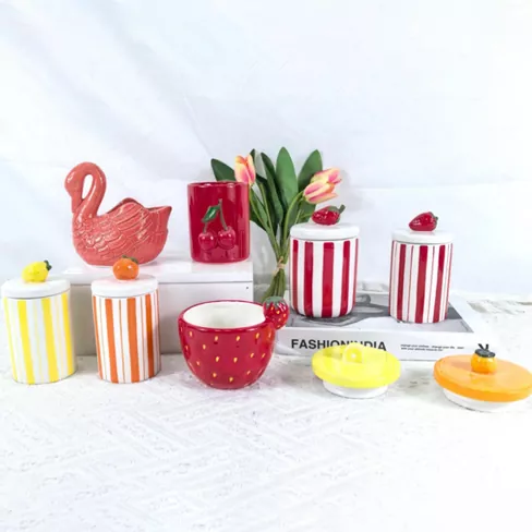 Çiçek ve meyve şeklindeki seramik mum tutucu