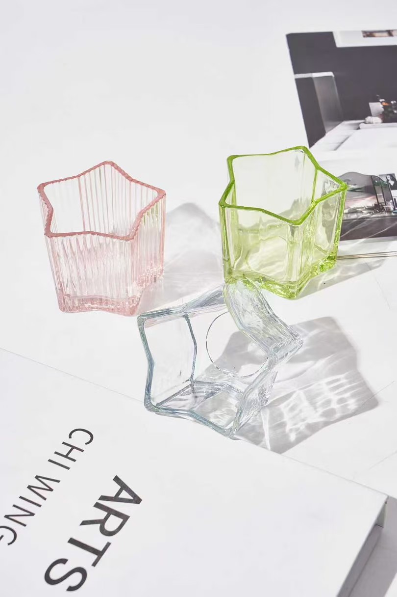 Yıldız şeklindeki cam mum tutucu Yıldız şeklindeki cam mum tutucu